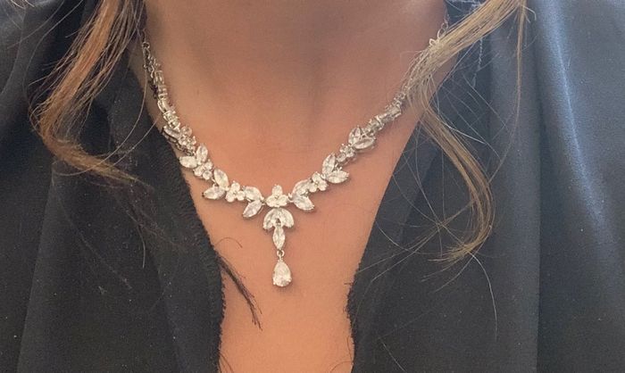 Collier qui vrille : coller le bijou à la peau ? - 1