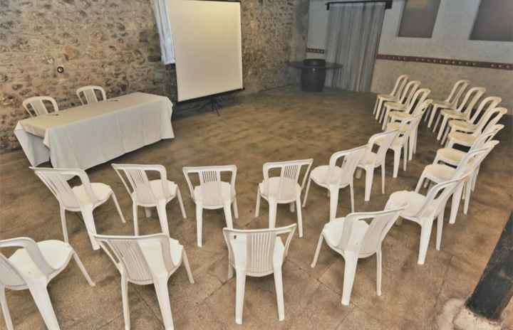 Décoration chaises plastiques - 1