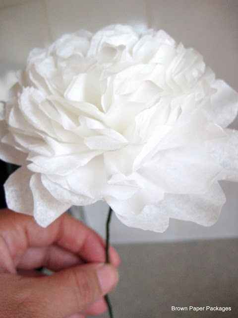 fleurs en filtre à café (tu trouves des tutos sur le forum) pas cher du tout et tu peux les teindre 