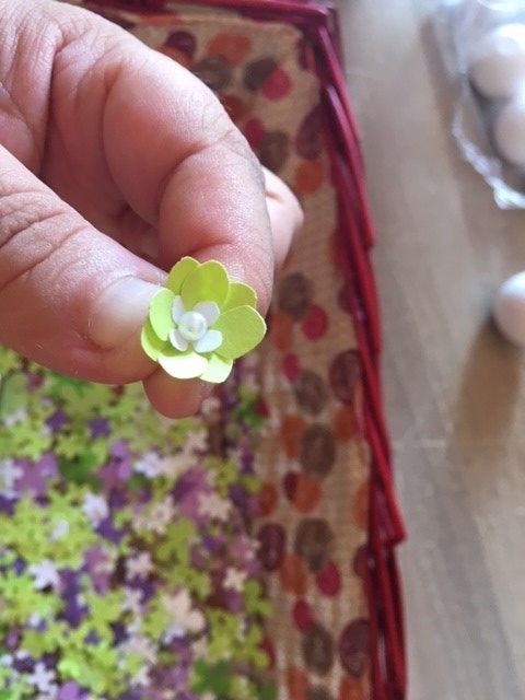 Piquer les 3 fleurs avec une epingle à tête et plier les pétales vers le centre pour donner du relie