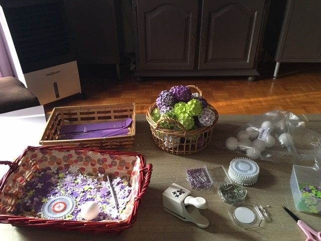 Table du salon transformée en atelier...