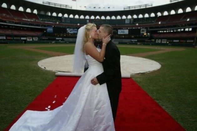 mariage sur un terrain de base ball