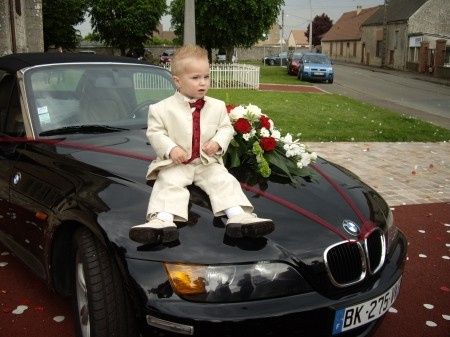 Notre fils sur la voiture des mariés !!