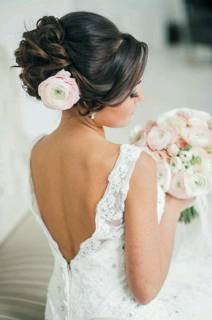 Quelle coiffure avec une robe dos-nu ? - 1