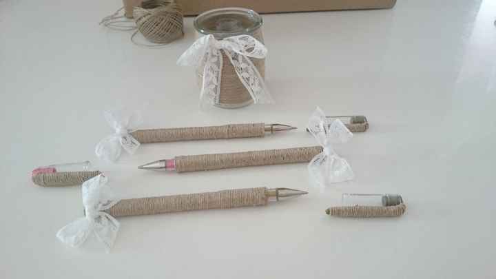 stylos et petit pot pour livre d'or