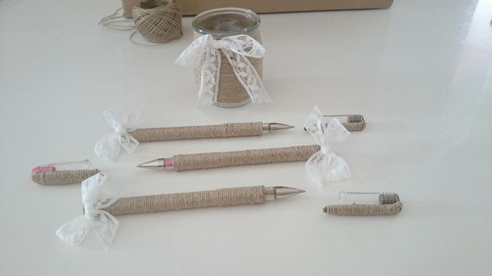 stylos et petit pot pour livre d'or