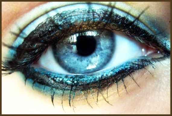 Idée maquillage yeux turquoises