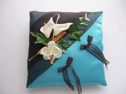 un coussin turquoise noir pour rester dans nos couleurs!!