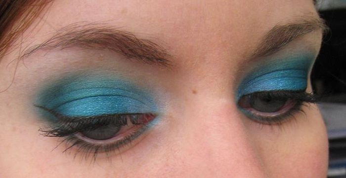 Idée maquillage yeux turquoises