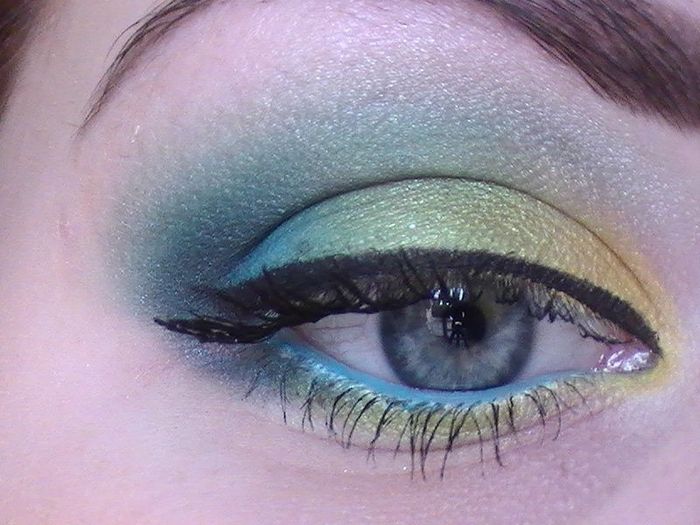 Idée maquillage yeux turquoises