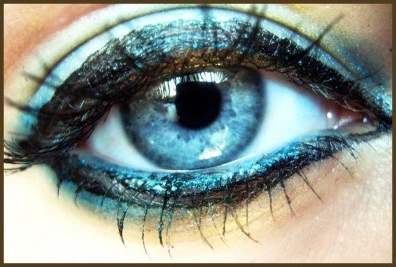 Idée maquillage yeux turquoises