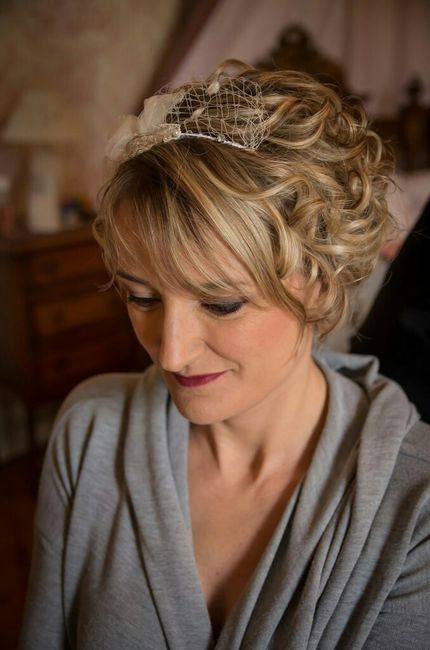 Coiffure avec cheveux courts (au dessus des épaules) - 2