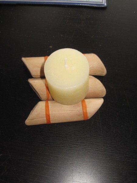 Petites bougies autour du centre de table