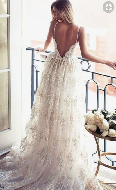 Robe brodée, fluide, dos nue 