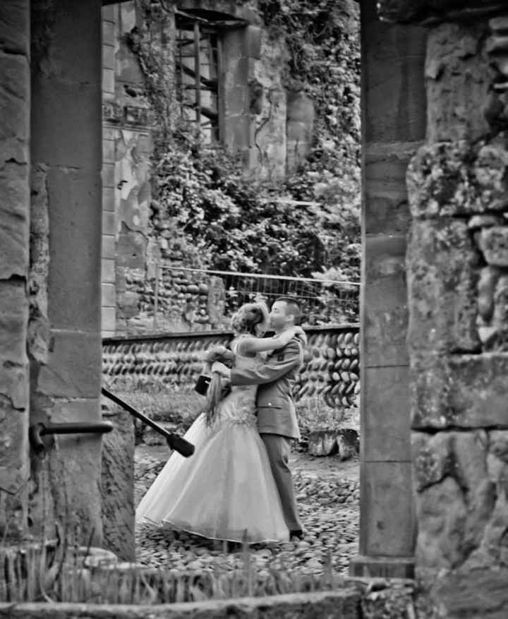 photo de couple entre les gouttes de pluie