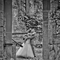 photo de couple entre les gouttes de pluie