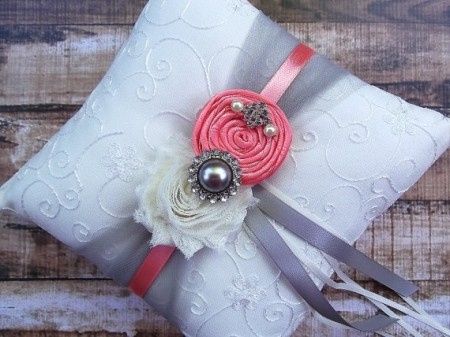 Coussin pour les alliances. - 1