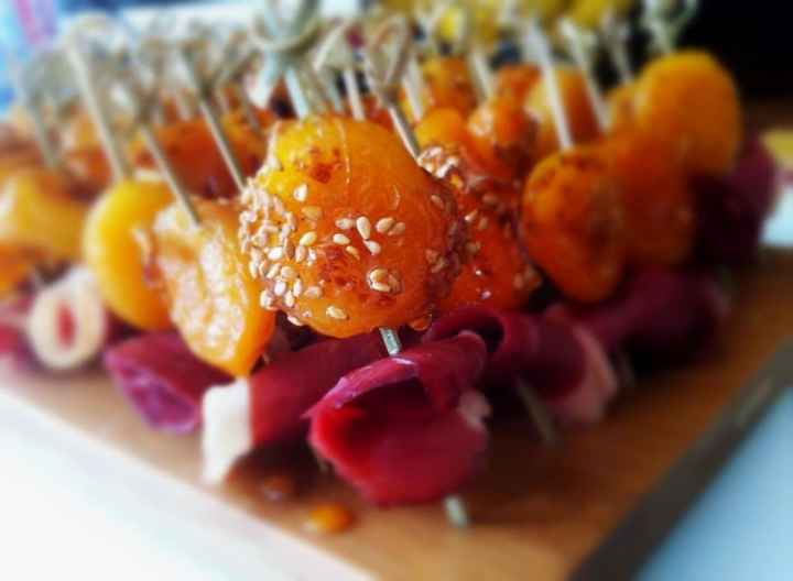 Brochette de magret de canard fumé, abricot moelleux carramélisé aux sésames