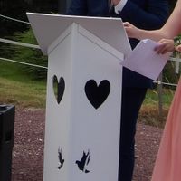 Le pupitre des témoins qui ont officié la cérémonie laïque