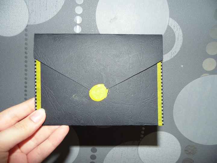 Le dos du faire part avec un cachet de cire jaune ;)