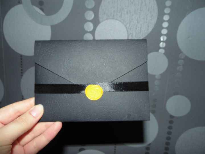 Le dos du faire part avec un cachet de cire jaune 