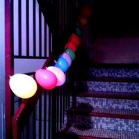 dans l'escalier pour monter chez nous