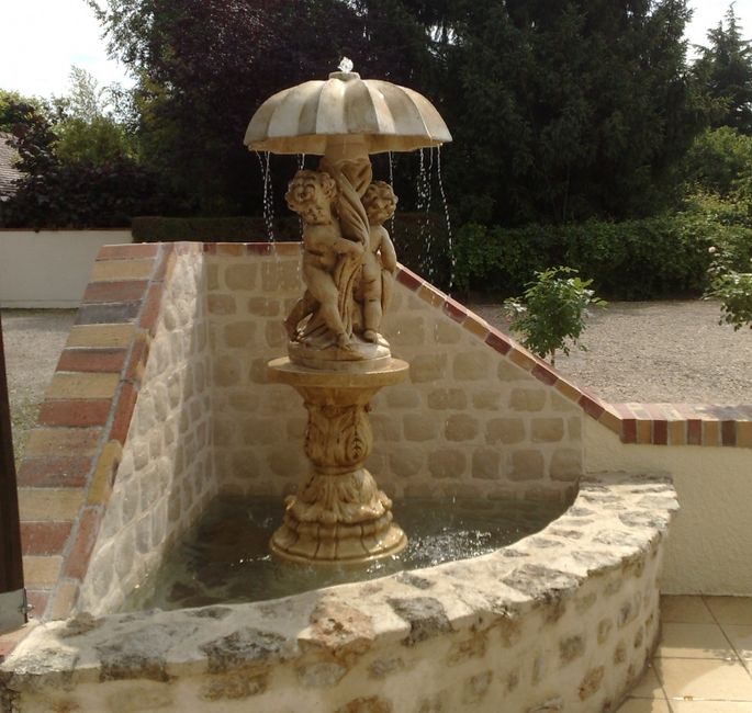 Entrée par la terrasse : fontaine-anges