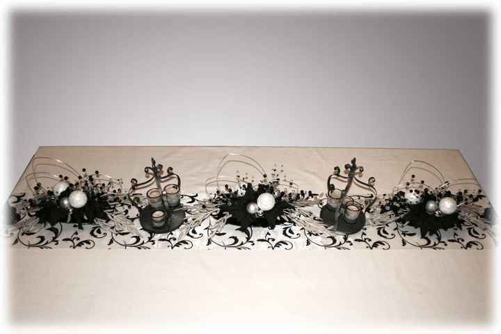 chemins de table blanc avec arabesques noires ?