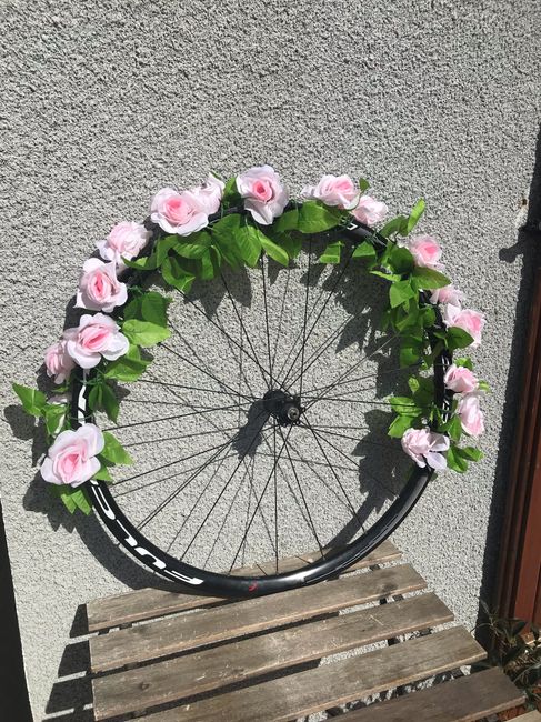 Haie d’honneur roues de vélo fleuries 2