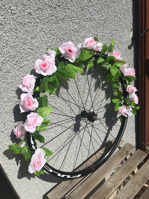 Haie d’honneur roues de vélo fleuries - 3