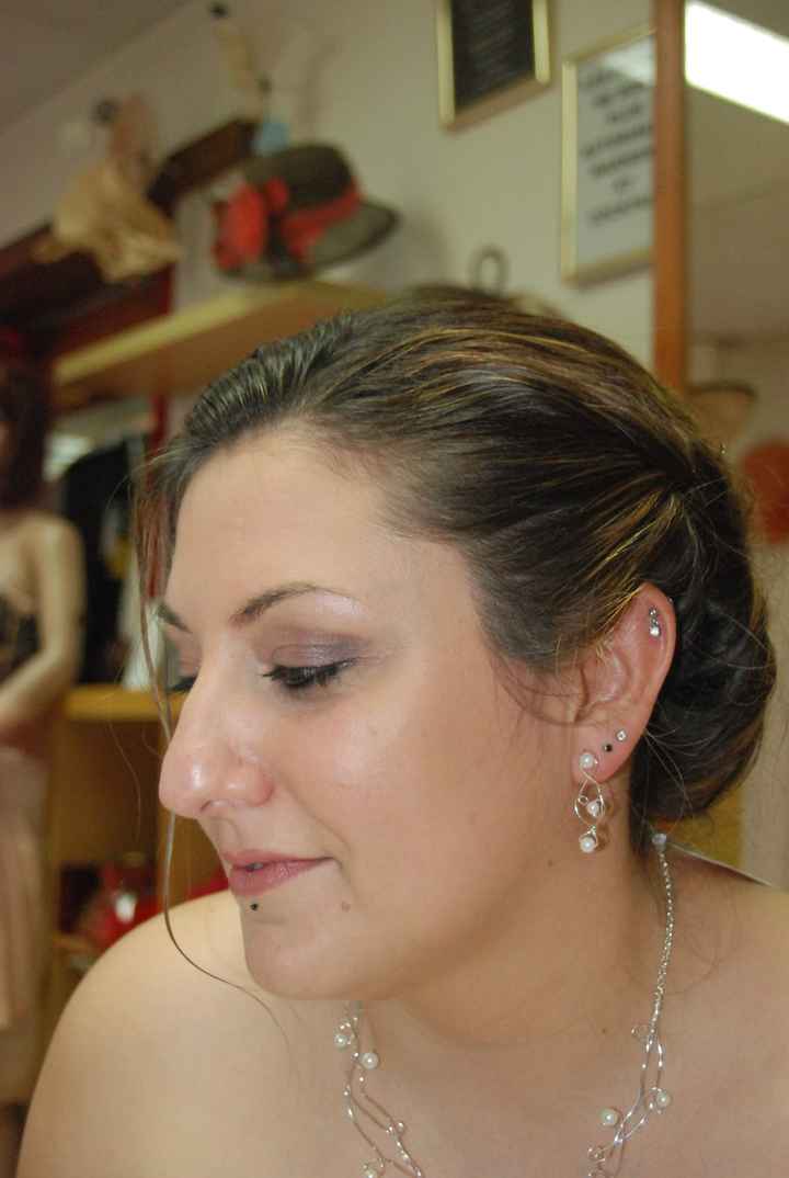Avec l'essai maquillage et la parure de bijoux