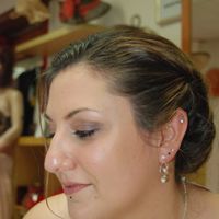 Avec l'essai maquillage et la parure de bijoux