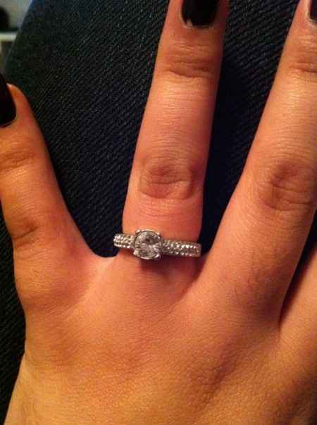 Qui porte une bague de fiançailles ? - 1