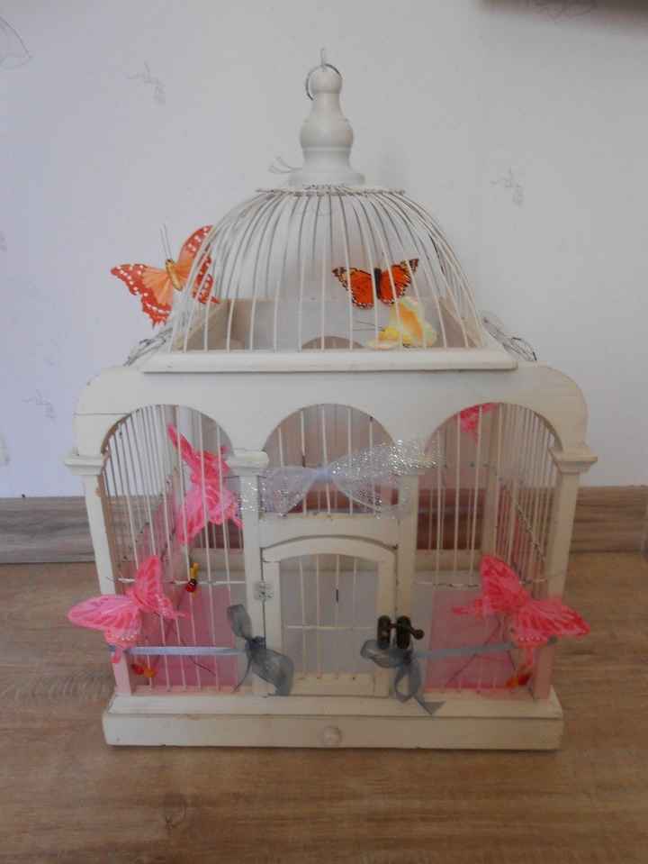 Notre cage à papillon en guise d'urne: