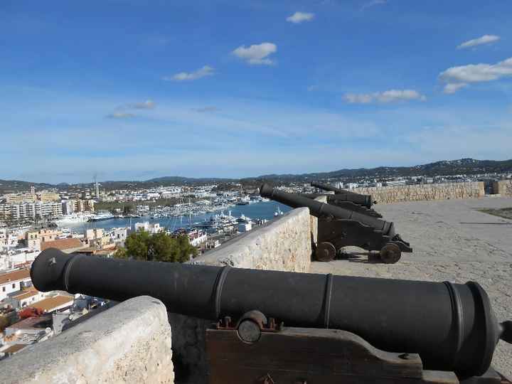 Les canons de la Dalt Villa, vieille ville de la capitale, Eivissa.