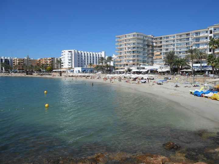 La plage de Santa Eulalia, au sud-est.