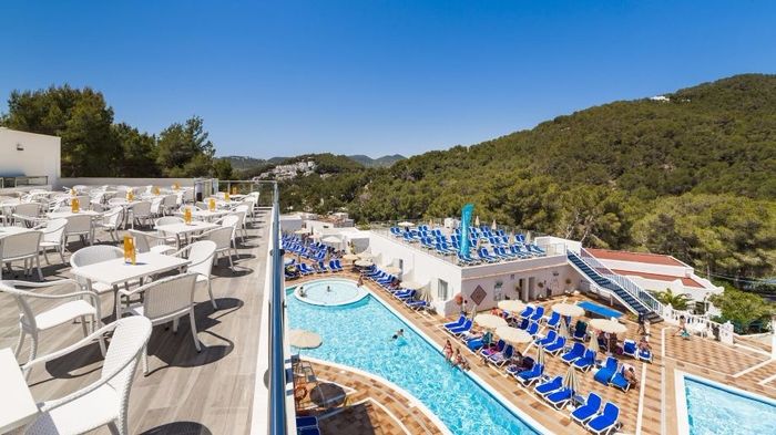 La vue de la terrasse du restau sur la piscine: