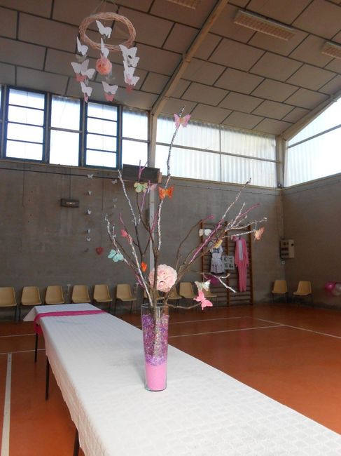 Pendant la décoration de la salle, côté vin d'honneur. Le vas ressemblait à ça au mariage, dommage s