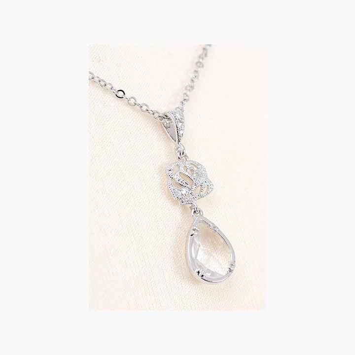  Collier et boucles pour la robe - 1