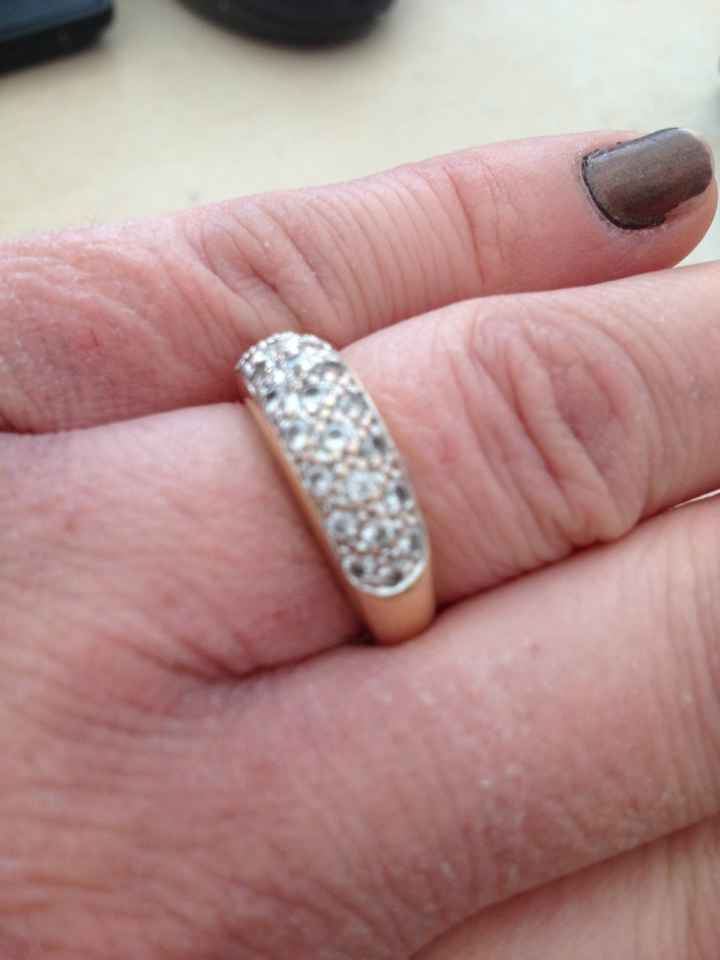 Qui porte une bague de fiançailles ? - 1