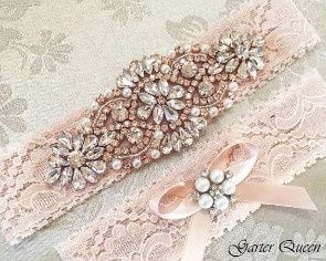 Une jarretière romantique et sexy. Rose? Bin, oui!