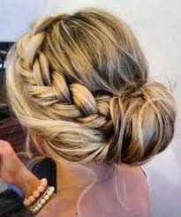 un chignon bas, lâche