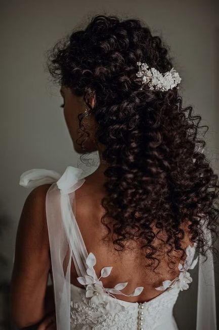 Coiffeur mariage cheveux frisés 1