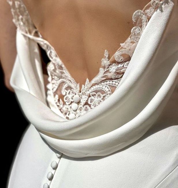 Un drapé ou un tissu plissé sur la robe 👰‍♀️ 11