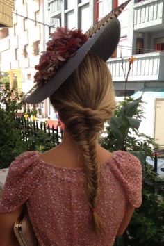 Quelle coiffure sous un chapeau ? 4