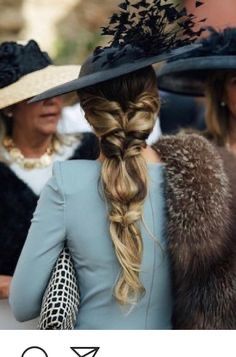 Quelle coiffure sous un chapeau ? 6