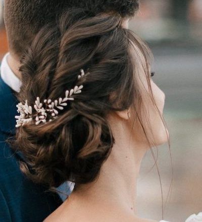 Pour un mariage champêtre et robe de mariée bohème, quelle est la meilleure coiffure ? 3
