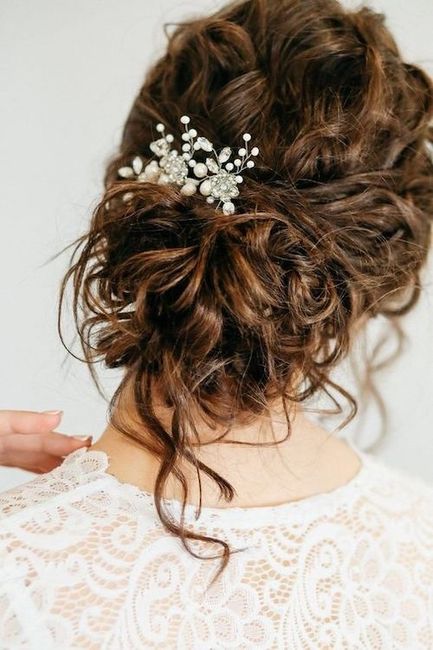 Pour un mariage champêtre et robe de mariée bohème, quelle est la meilleure coiffure ? 5