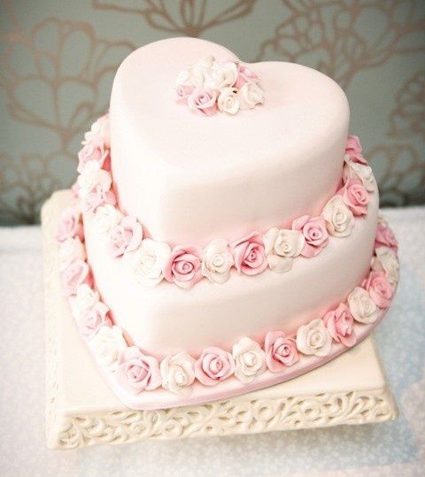 Tendance 2025: des wedding cakes en forme de coeur 🍰 ❤️ 1