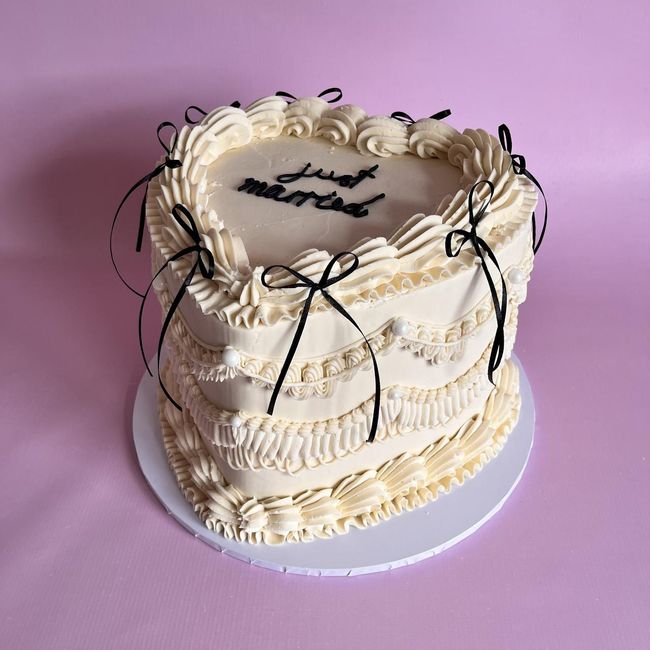Tendance 2025: des wedding cakes en forme de coeur 🍰 ❤️ 2